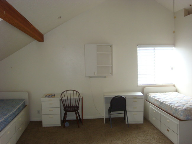 Upstairs HUGE shared room - 62 W 700 N