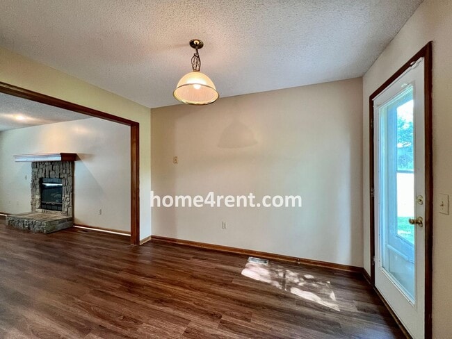 Building Photo - Cozy Duplex w/ Plenty of Space, LVP Flooring and a Fenced Yard!