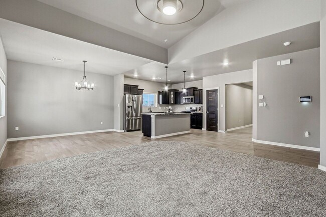 Building Photo - BEAUTIFUL FAR EAST HOME RIGHT OFF I-10, PET FRIENDLY WITH NO BREED RESTRICTIONS