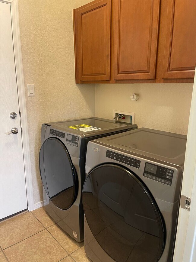 Building Photo - Pristine 4 bdr, 2 1/2 bath w/2 car garage ...