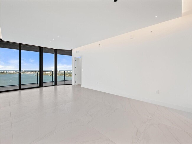 Building Photo - 700 NE 24th St