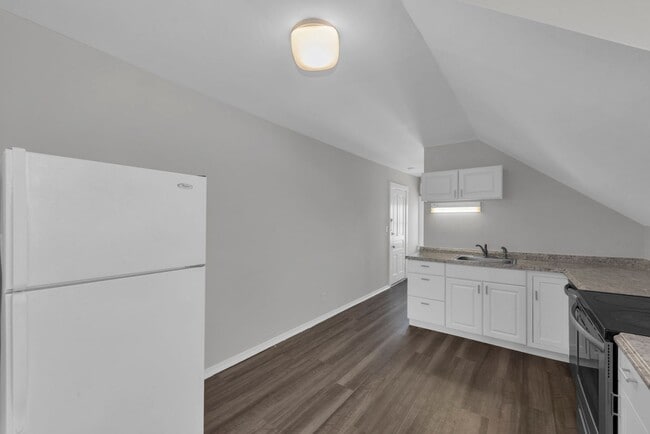 Building Photo - NORWOOD - Immaculate 1 bed efficiency unit on top floor of 4 family