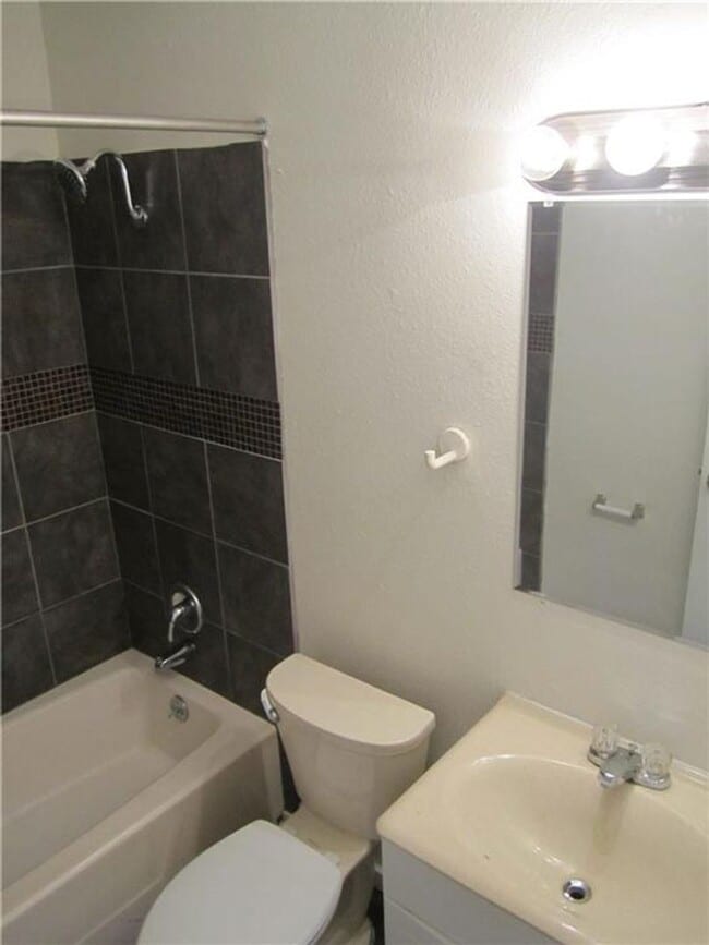 Building Photo - 2213 Yellow Jacket Ln