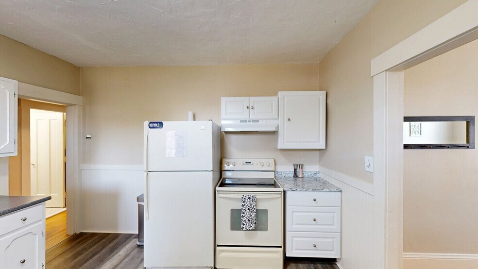 Building Photo - 128 1/2 Elm St