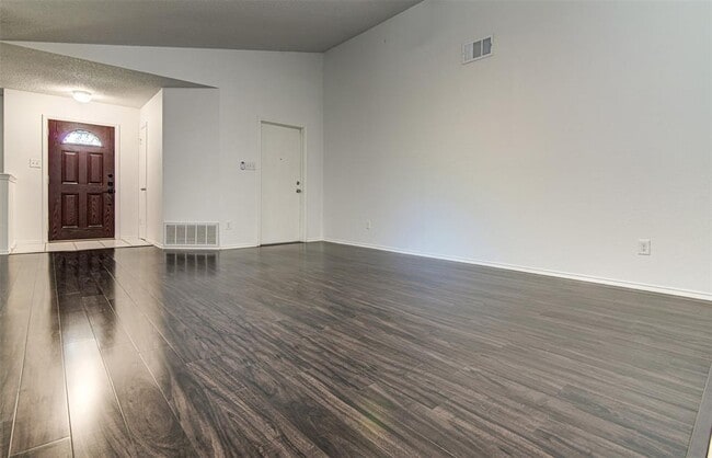 Building Photo - 13001 Campos Dr