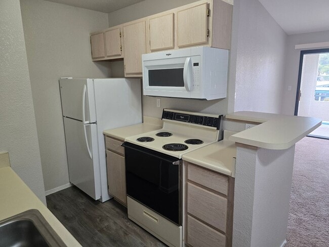 Building Photo - ***GREAT 1 BEDROOM/ 1 BATH CONDO ON SECOND...