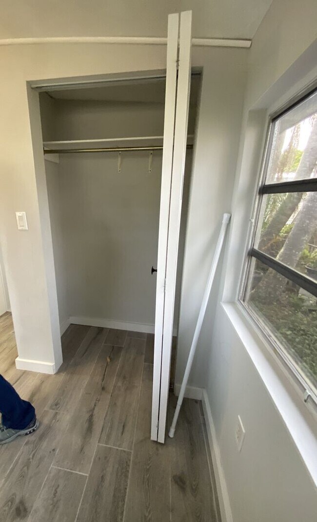 Building Photo - Island Living!