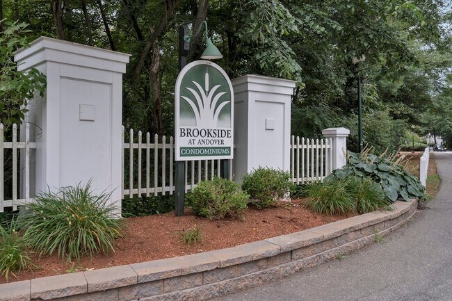 Building Photo - 300 Brookside Dr