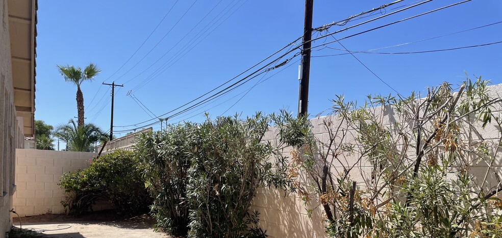 Building Photo - 1048 E Susan Ln