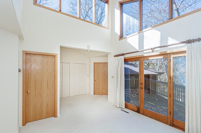 Building Photo - 1424 Bradford Dr