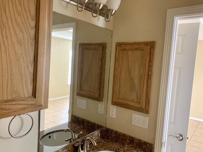 Building Photo - 2606 Phoenix St