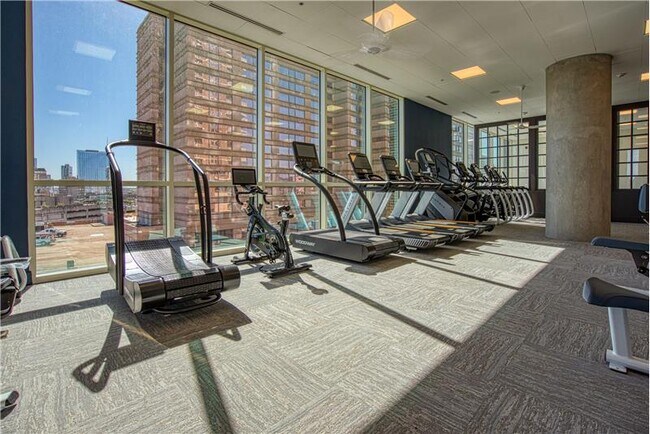 Building Photo - 702 E 11th St