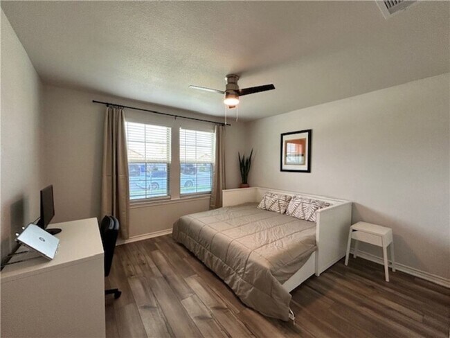 Building Photo - 7726 Lariat Toss Dr