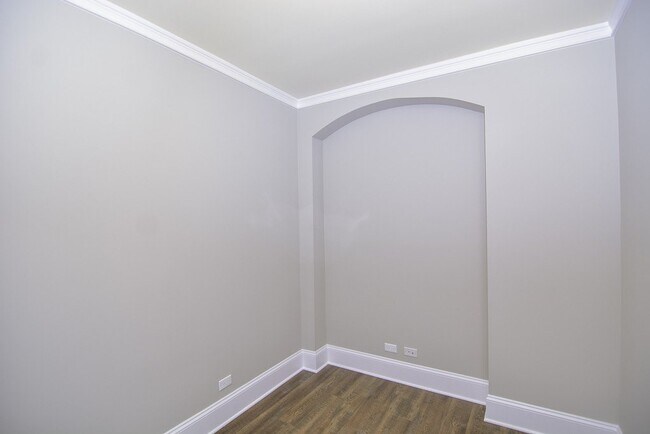 Building Photo - 817 W Lakeside Pl