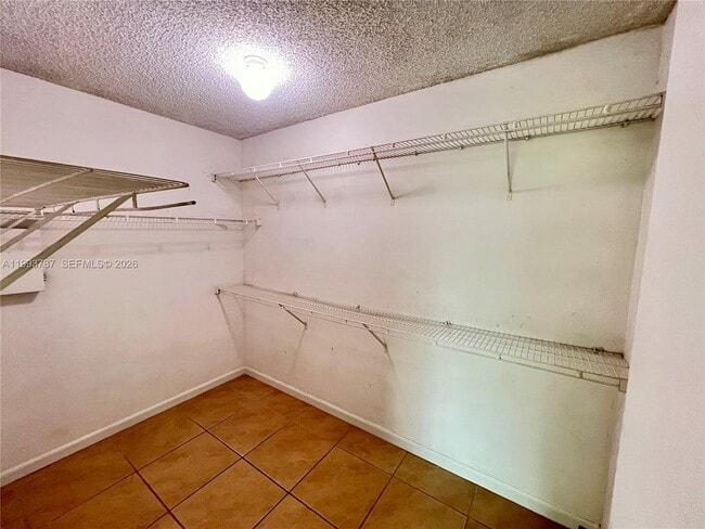 Building Photo - 530 S Park Rd