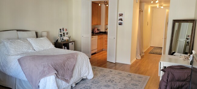 Building Photo - 21 W Goethe St