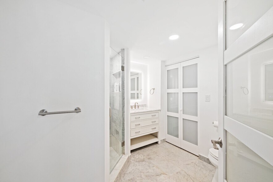 Building Photo - 16485 Collins Ave