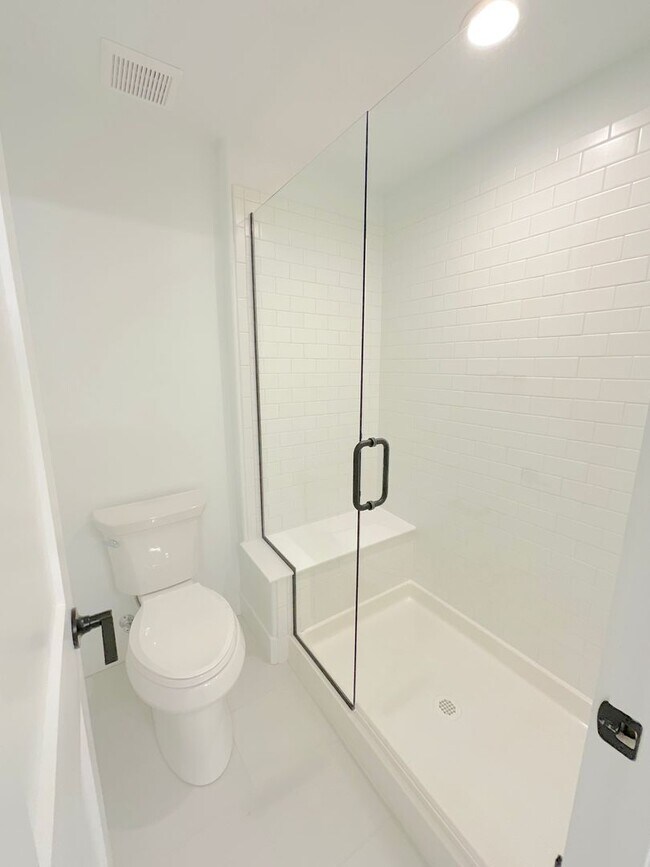 Building Photo - 5 Bedroom Home Available Near Baptist Rd &...