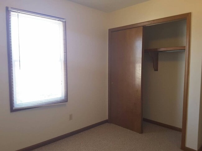Building Photo - 213 Stonewall Ct