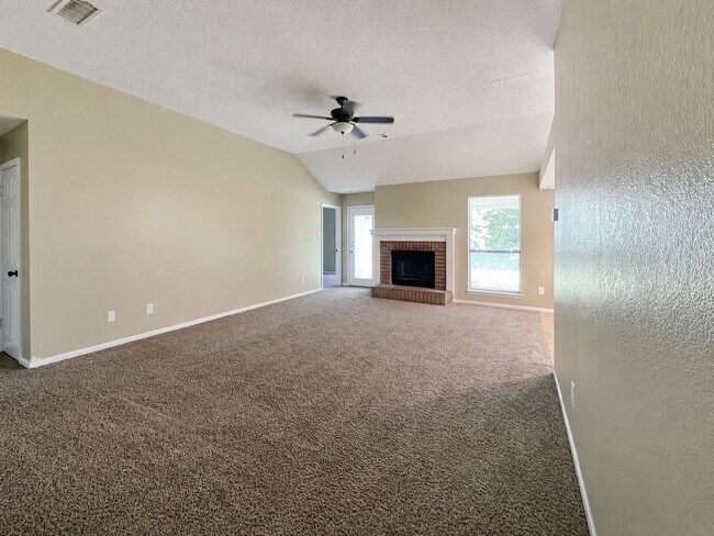 Building Photo - 4-Bedroom Home with Spacious Backyard in Stratford Estates