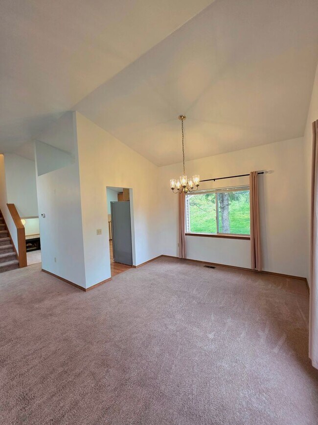 Building Photo - Federal Way tri-level rental home - 3 bedroom plus den, 3 bathrooms, 2 car garage, Available NOW!