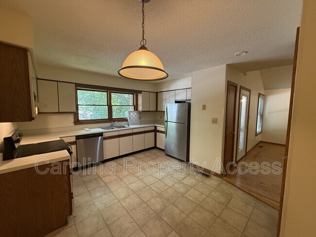 Building Photo - 113 S Peak Dr