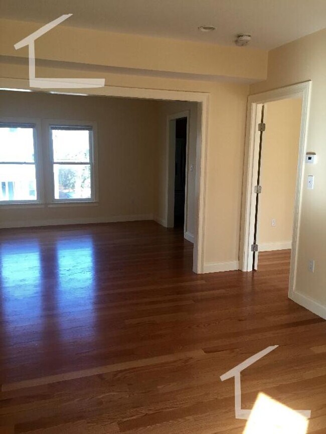 Building Photo - nice 4 bed in Newton