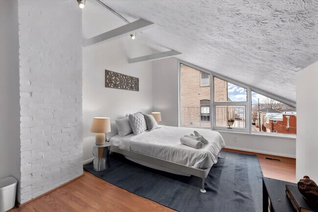 Building Photo - 962 Pavilion St