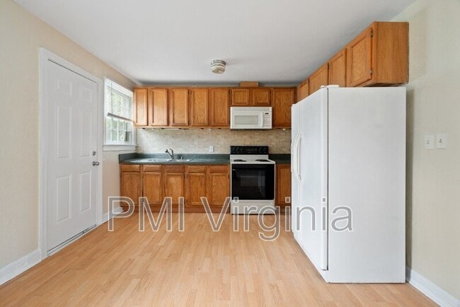 Building Photo - 141 Howe St