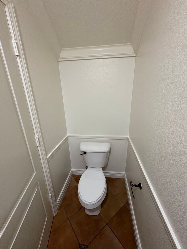 Building Photo - Two story home in NW Visalia Rent Ready!