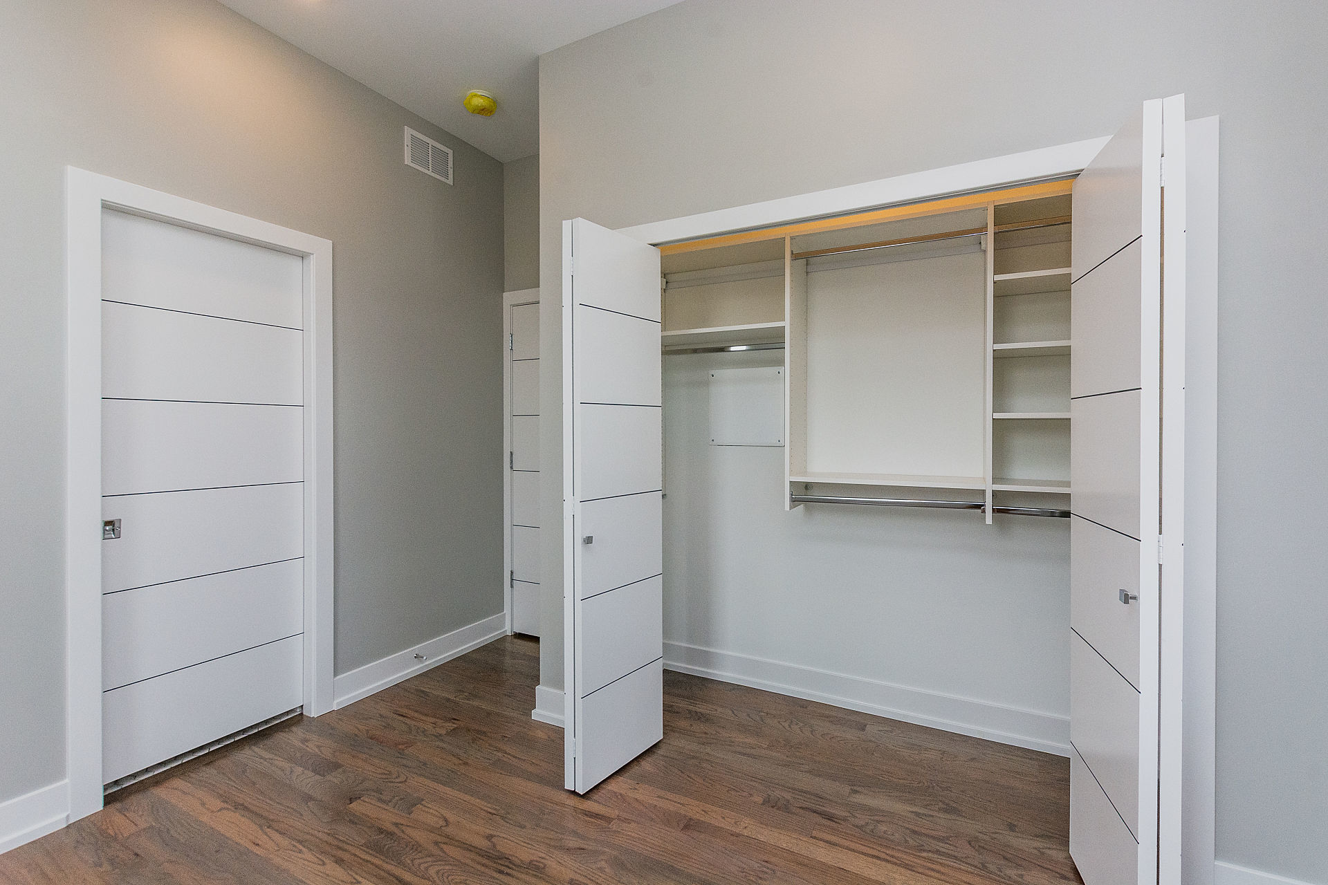 Building Photo - 2450 W Chicago Ave