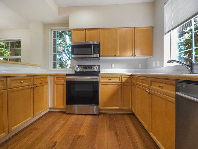 Building Photo - Comfortable 3-Bed End Unit Townhome Near F...