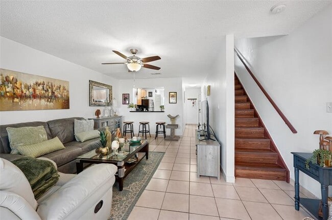 Building Photo - 9468 S Palm Dr
