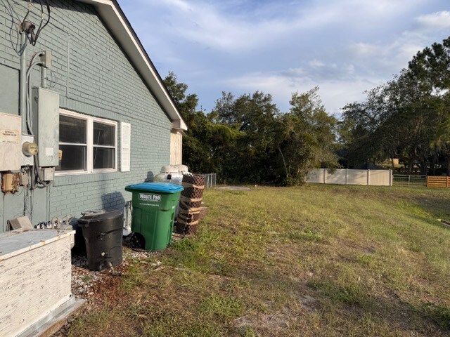 Building Photo - 1911 S Palomar Dr