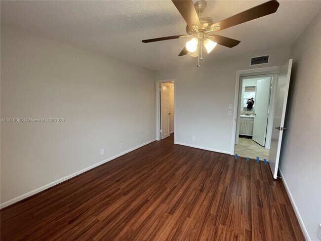 Building Photo - 413 Saxony Way