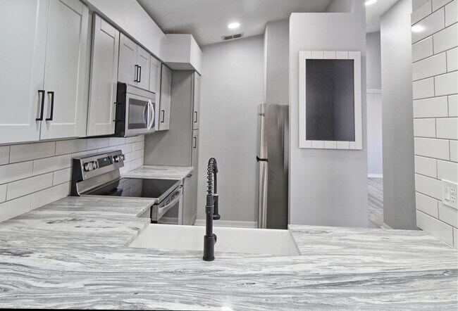 Building Photo - New Remodel! Gorgeous 2 Bedroom Condo! Amazing Location!