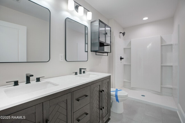 Building Photo - 424 Eraste Landry Rd