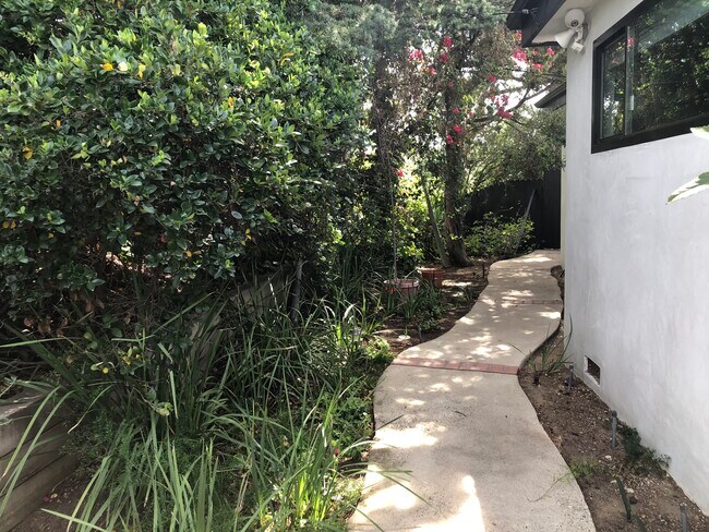 Building Photo - 16806 Mooncrest Dr