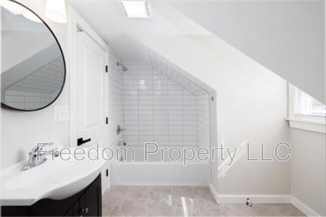 Building Photo - 28 Aircraft Rd