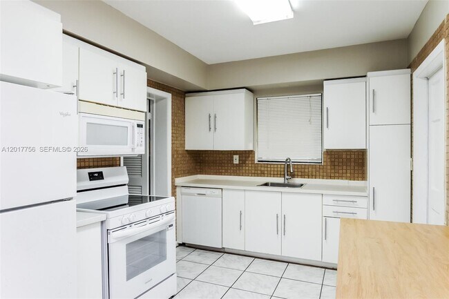 Building Photo - 830 E Evanston Cir