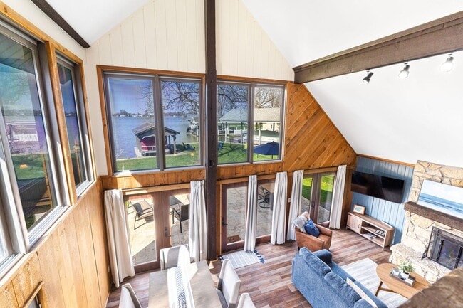 Building Photo - Fully Furnished 3 Bedroom Lakefront Home o...