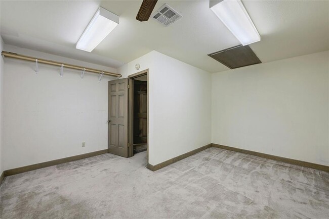 Building Photo - 3605 Silver Hill Cir
