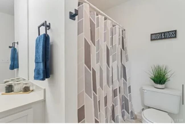 Building Photo - 3 Bedroom 2 Full Bath townhome in a Cul-de...