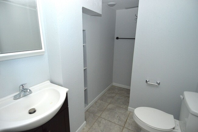 Building Photo - Spacious 4 Bed 2 Bath Home Lots of Storage