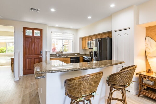 Building Photo - Furnished 2 Bedroom Condo in Town!