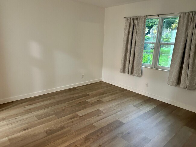 Building Photo - 3115 Oakland Shores Dr