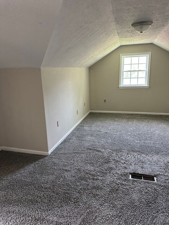 Building Photo - 985 Pineland Ave