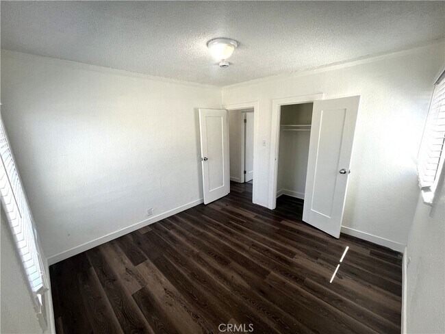 Building Photo - 1702 W 60th St