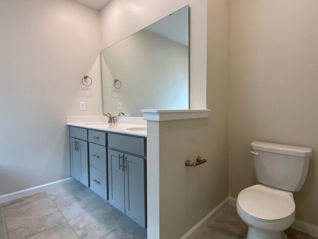 Building Photo - 3BD/2.5BA Townhome in Econ Trails Near Valencia East!