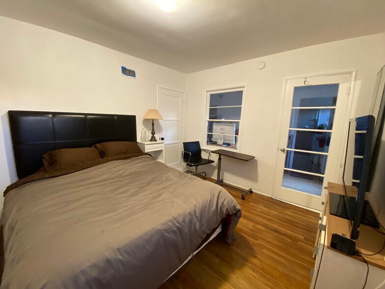 Building Photo - 3045 Edgehill Dr